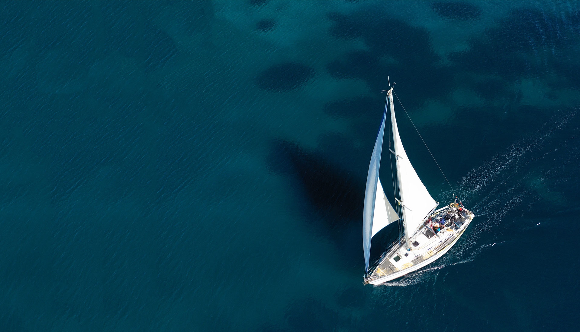 Imagem do mar com um barco a direita